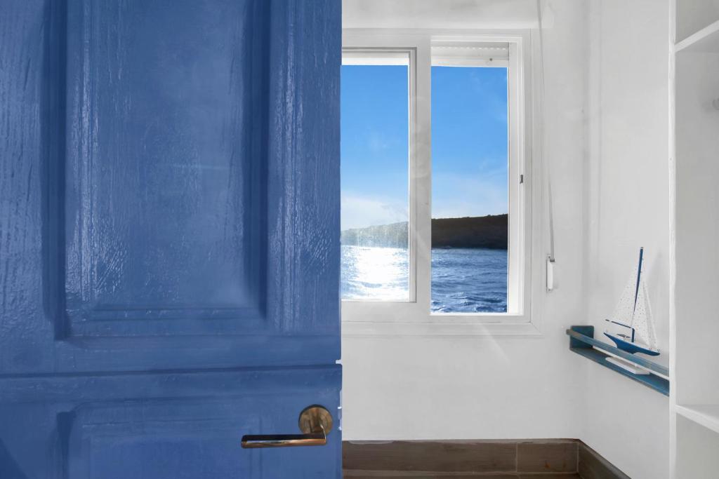 La Casa del Capitán - blue-door-ocean-view